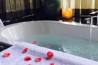 武汉洪山区水疗池中的失重冥想：当身体学会漂浮